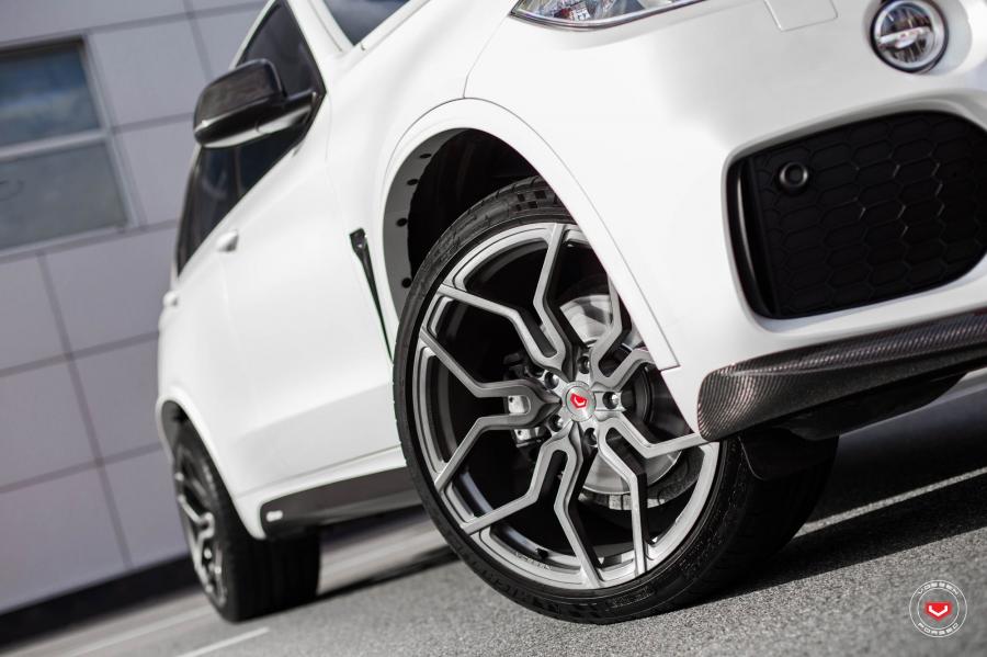 Детали экстерьера BMW X5 on Vossen Wheels (HC-3) 2017 года  (фото 12 из 22)